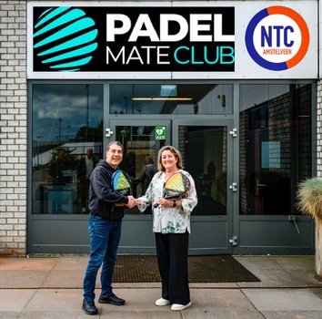 Gustavo Rota directeur Padel Mate Club (links) en Wilma Schoonderbeek-Netjes, directeur Netjes Beheer (rechts)