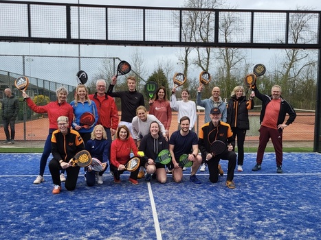 Startersclinics tijdens de Open Dag Padel & Tennis 2024 bij TC Hogedijk in Egmond