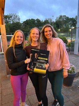 Winnaars aanmoedigingsprijs Lucy, Sanne en Amber tijdens Jeugd 18+ Toernooi Vrijdag 31-5-2024 TC Hogedijk