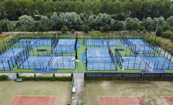 8 padelbanen bij WePadel in Haarlem